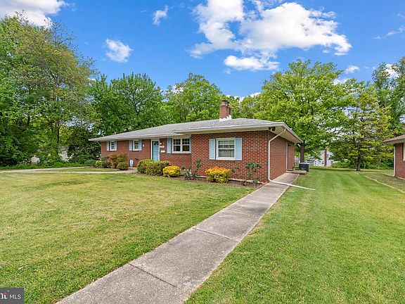 3rd image of 618 Fairmount Rd