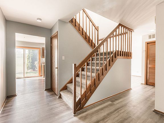 3rd image of 220 Stanyon Ln