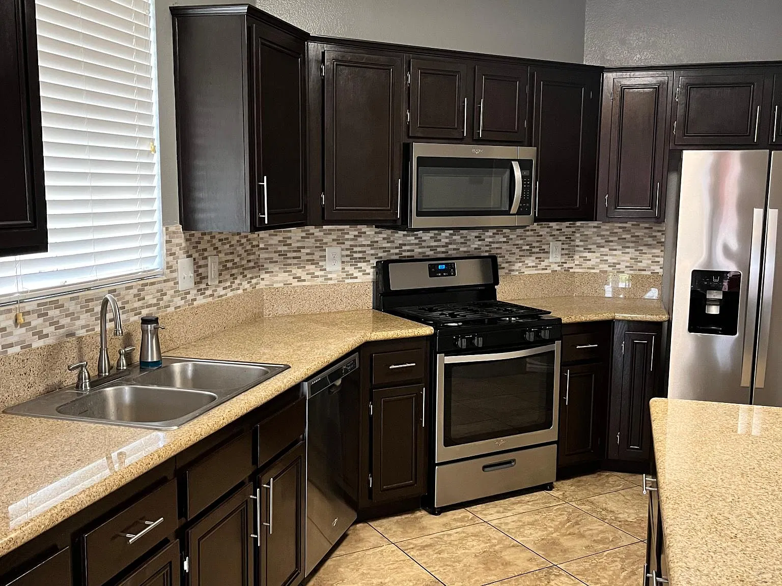 4 bed, 2.5 bath, 2555 sqft, $2,995 — Photo 2