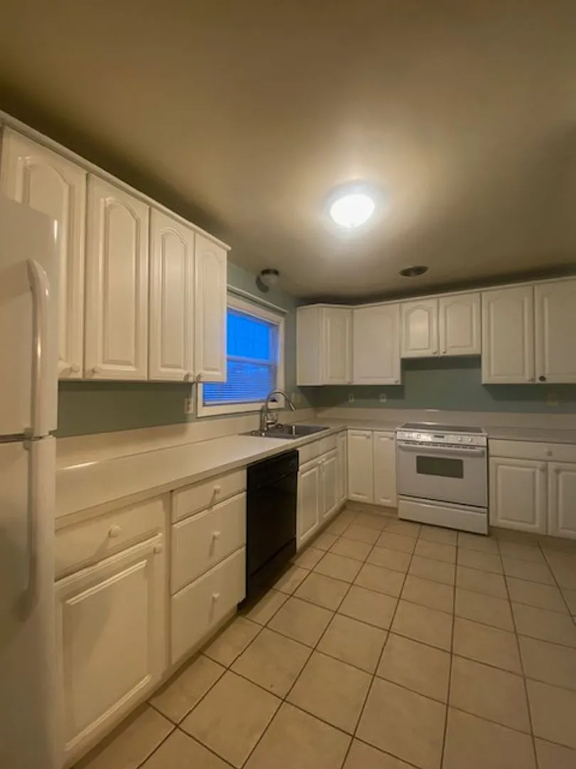Charming 3 Bedroom Home Lebanon Home with Large Fenced Yard! — Photo 3