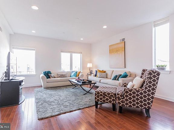 3rd image of 2517 E Cambria St #B