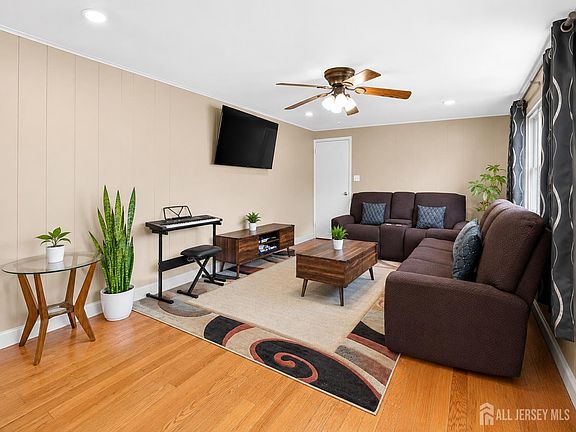 4th image of 517 Newark Ave
