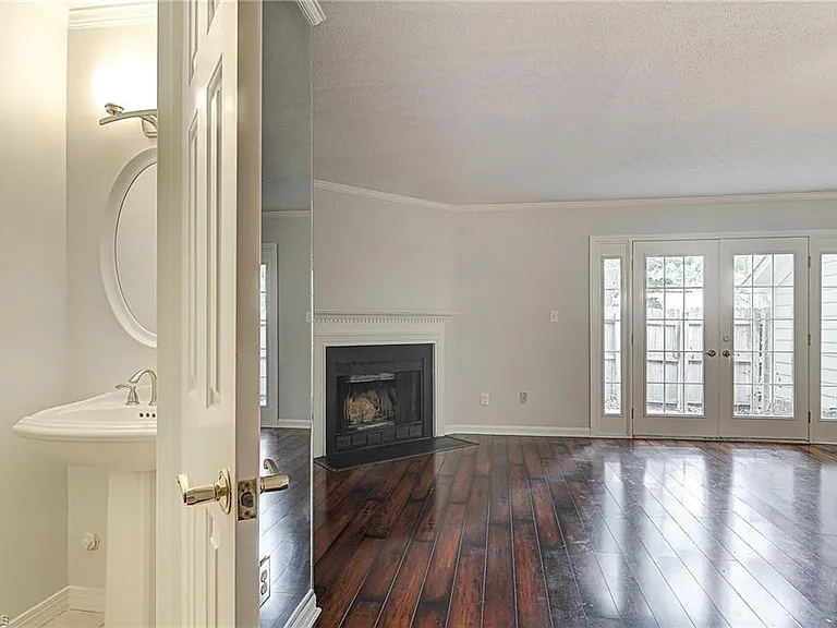 4635 Lawndale Dr — Photo 3