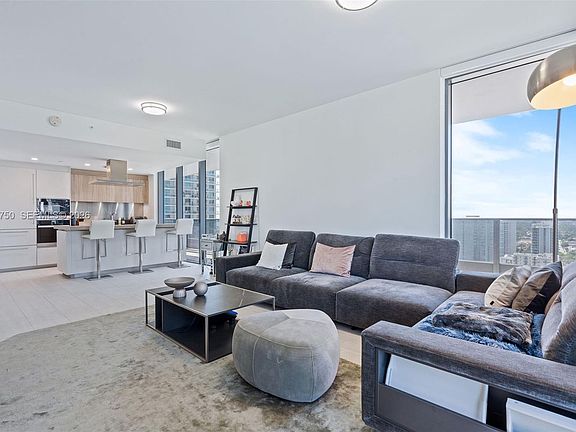 4th image of 1000 Brickell Plz #2812