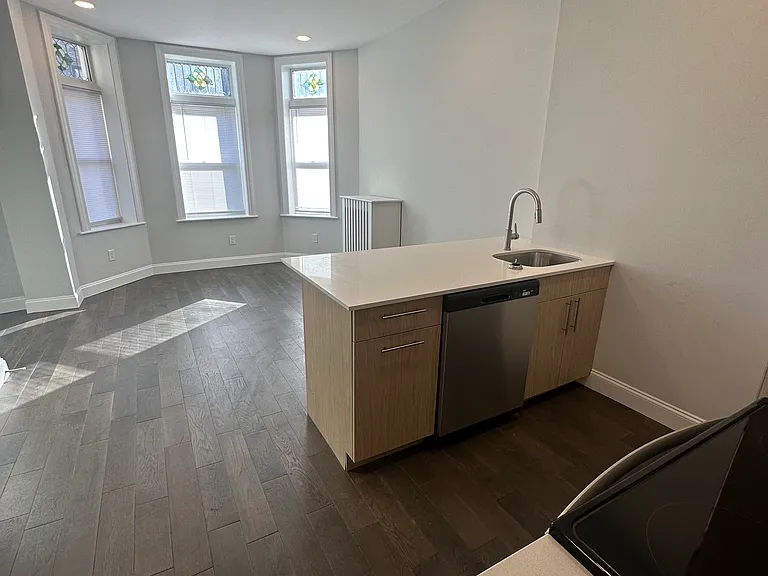 55 Queensberry St #12 — Photo 6