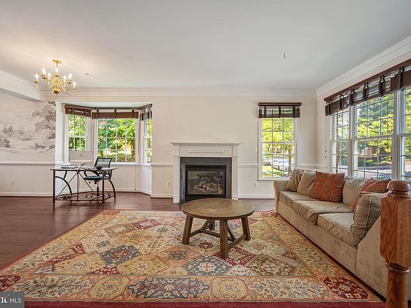 4th image of 213 Deer Meadow Ln