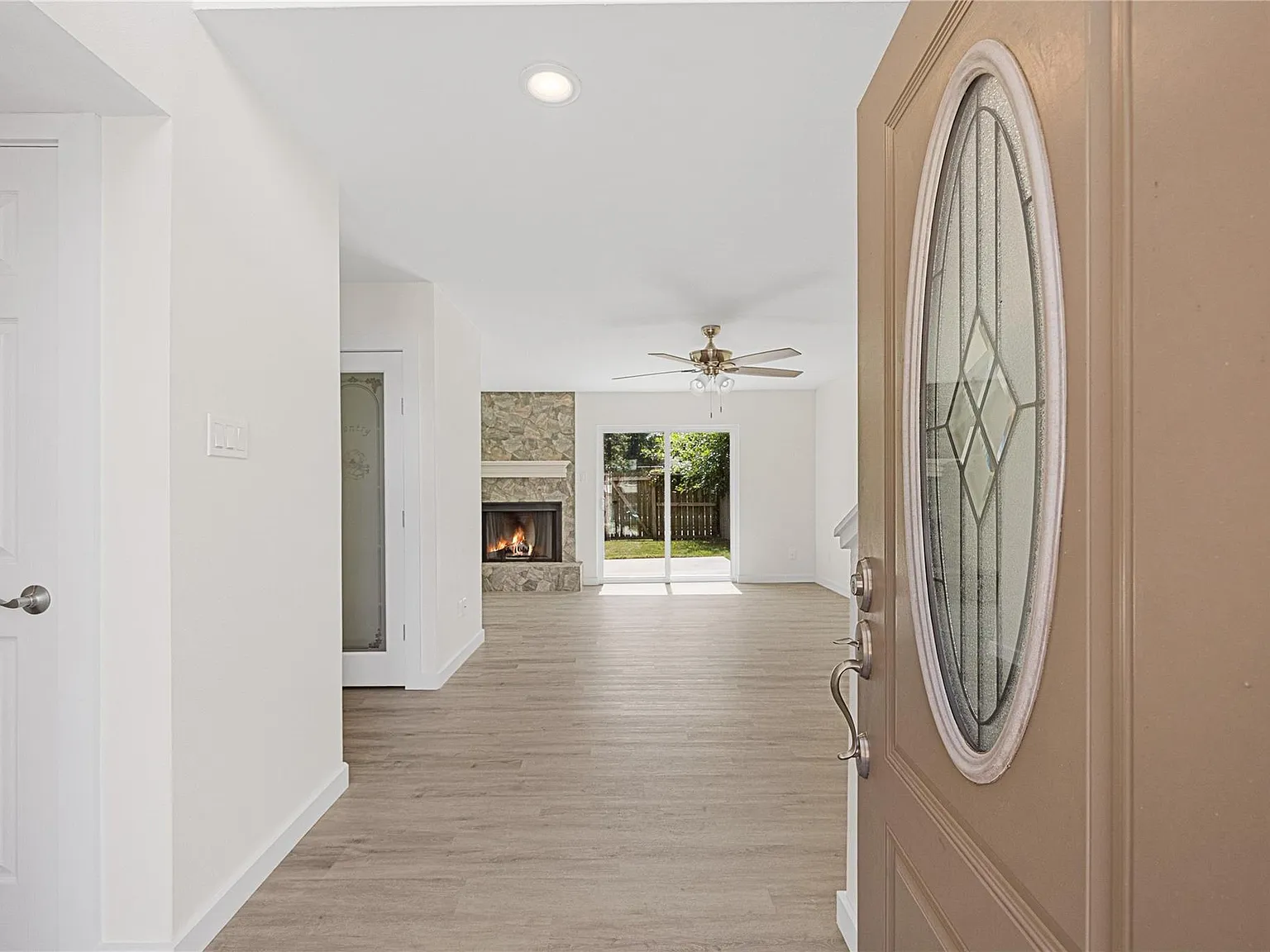 3 bed, 2.0 bath, 1884 sqft, $1,600 — Photo 3