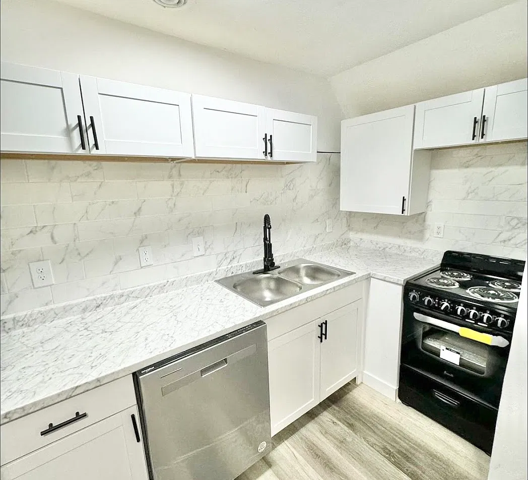 4 bed, $2,400 — Photo 2