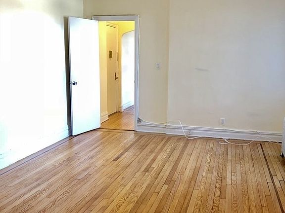 3rd image of 3206 47th St APT 3A