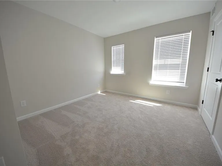 1147 Lucan Ln — Photo 27