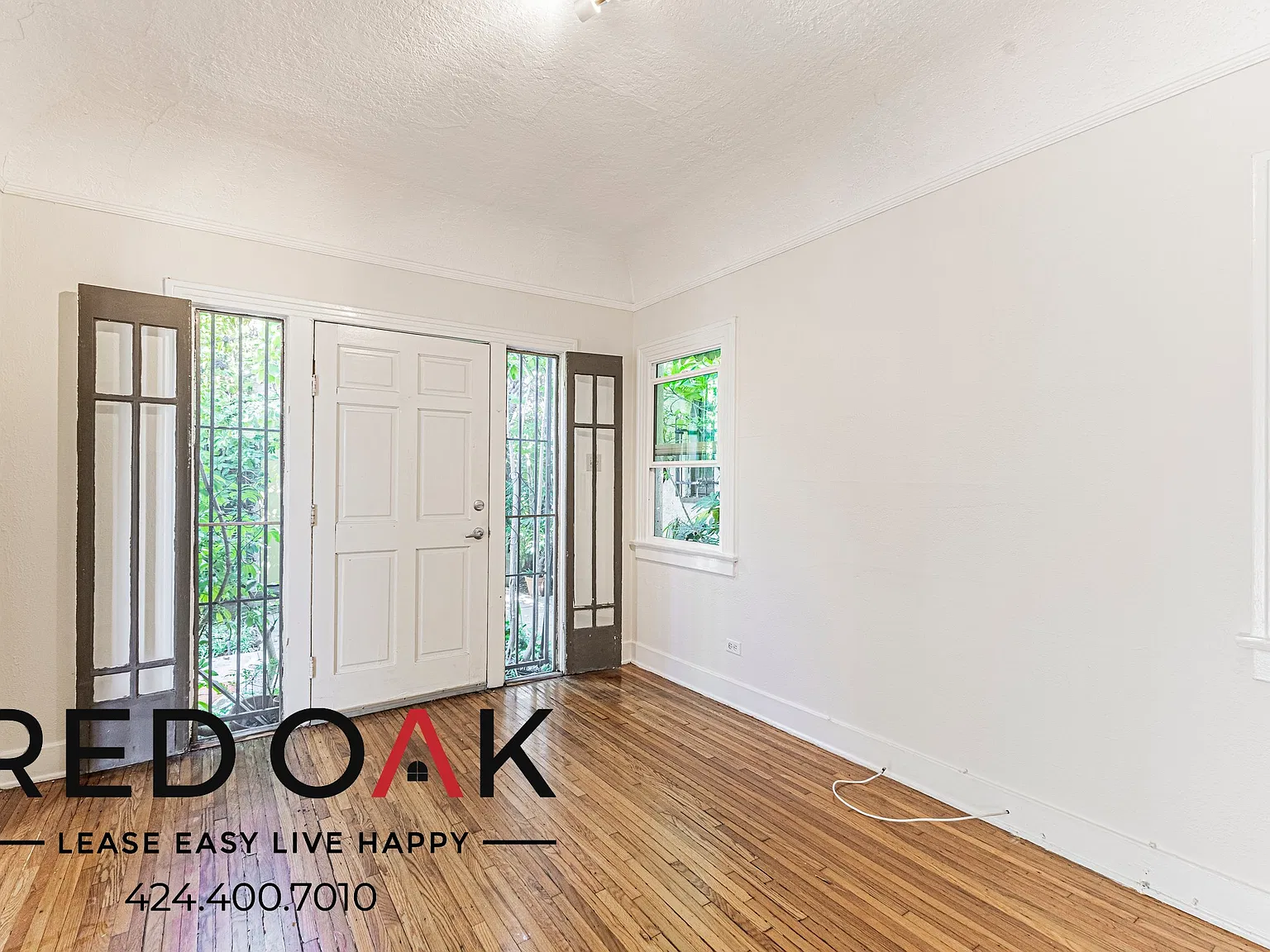 Sunlit Studio with Hardwood-Style Floors and On-Site Laundry in the Heart of Silver Lake! — Photo 2