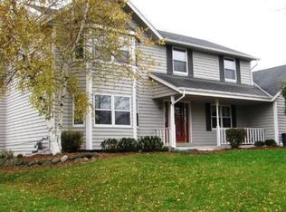 321 Deer Ridge Dr, West Bend, WI 53095