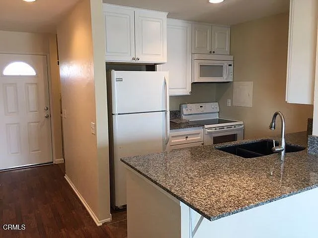 2 bed, 2.0 bath, 948 sqft, $3,500 — Photo 3