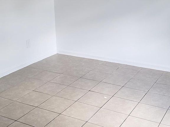 4th image of 726 Denton Cir