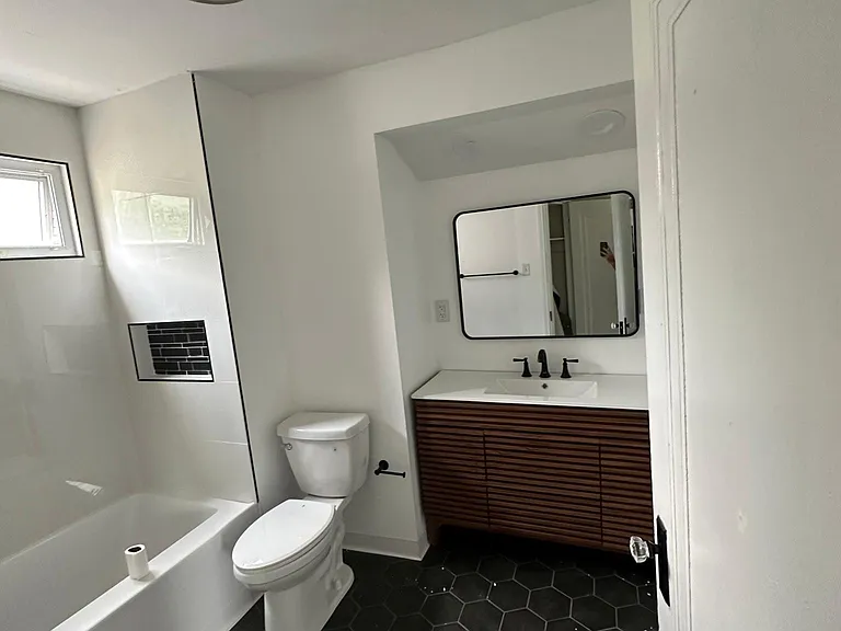 1100 Coal St — Photo 8