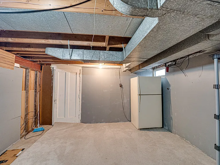 1221 N Webster St — Photo 15