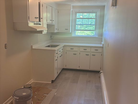 5th image of 561 Essex Ave APT A