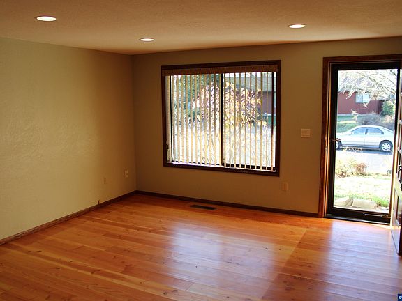 3rd image of 551 SE Hathaway Pl