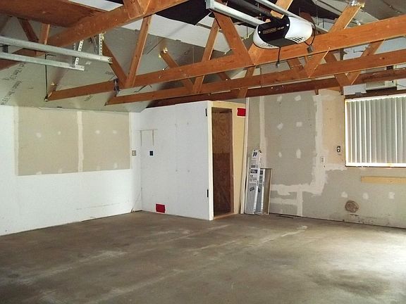 5th image of 1033 Portland Ave