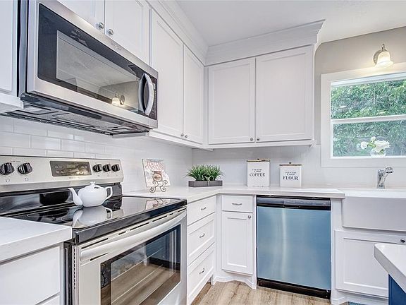 2nd image of 305 Pietzsch St
