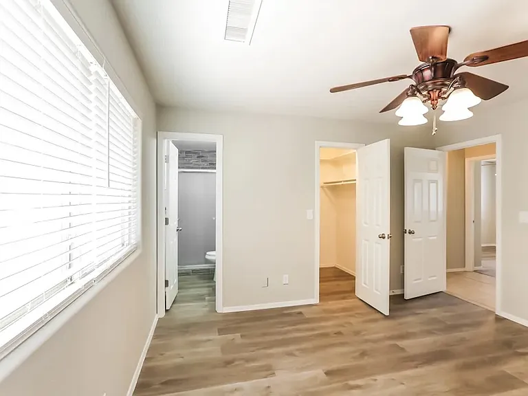 407 E Fremont Dr — Photo 2