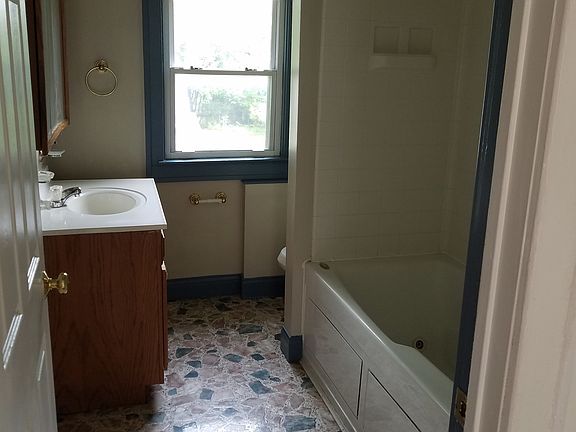 4th image of 2146 Leonard Ave