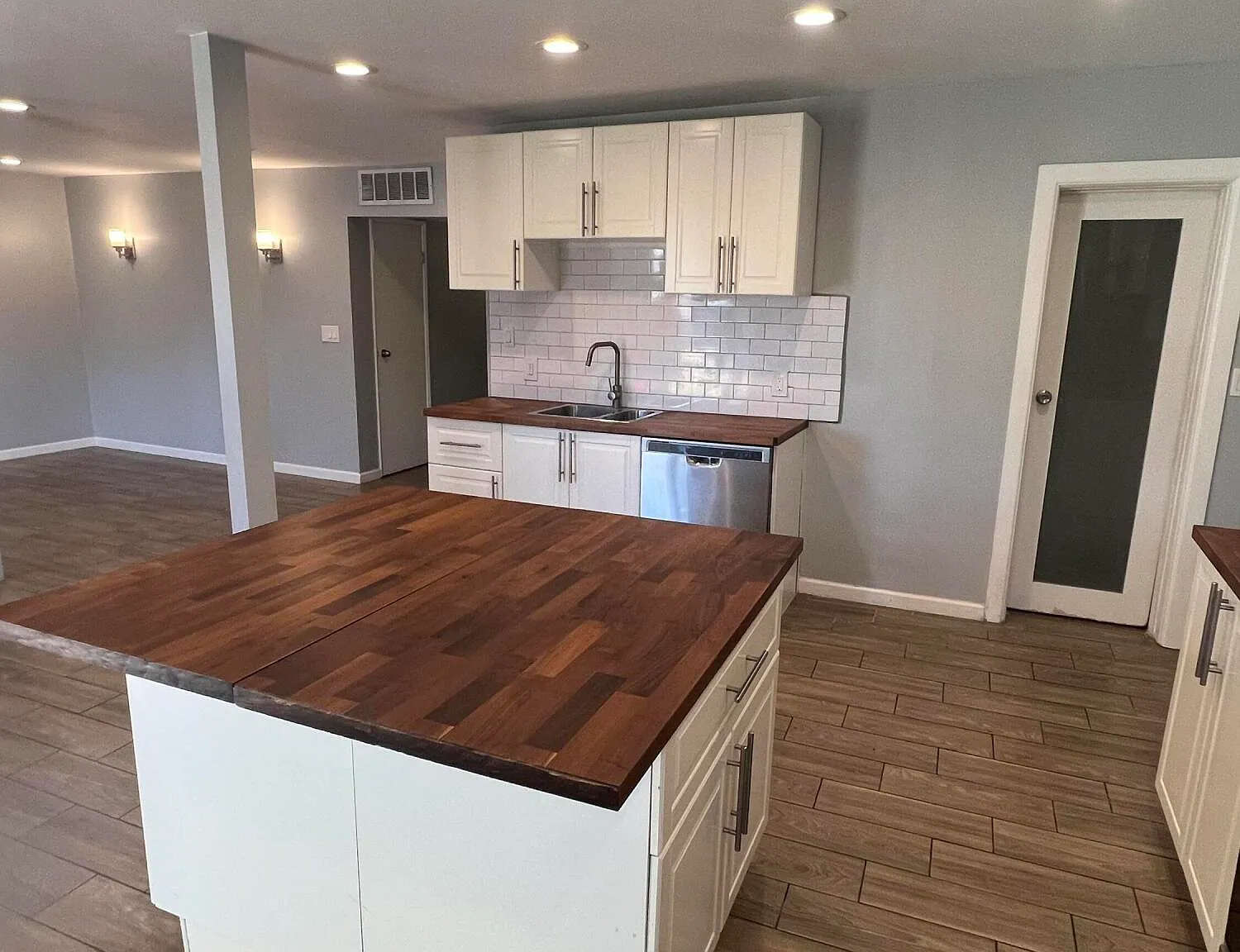 3 bed, 2.0 bath, 1582 sqft, $2,545 — Photo 2