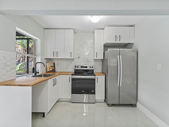 2nd image of 200 SE 19th St #200