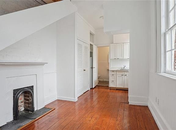 4th image of 732 Burgundy St #C