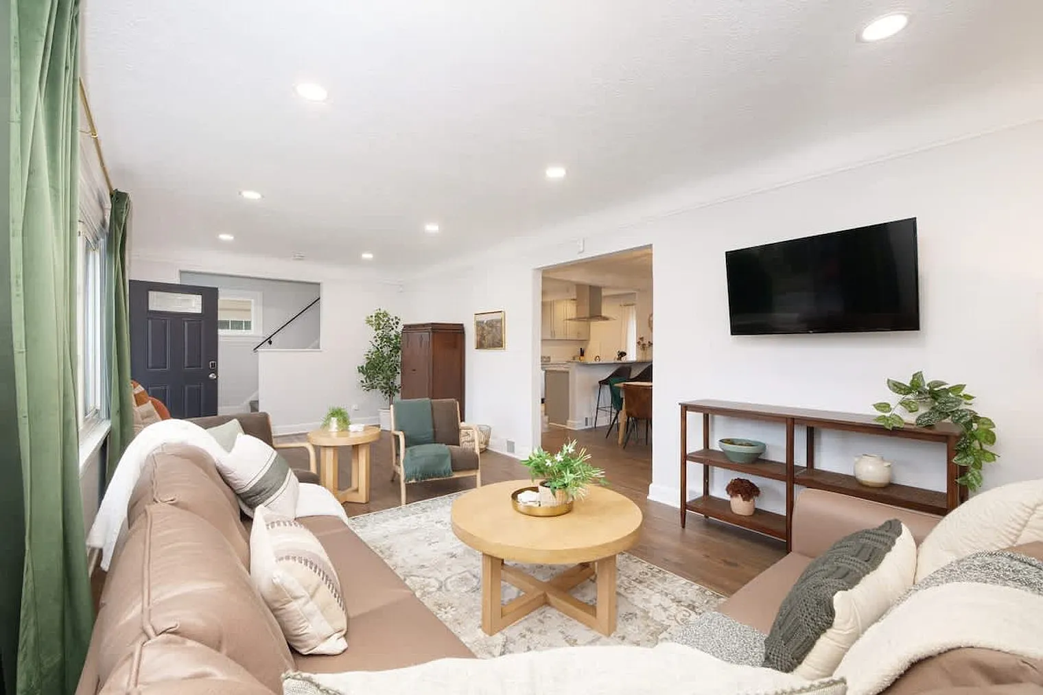 4 bed, 1.0 bath, $3,716 — Photo 4