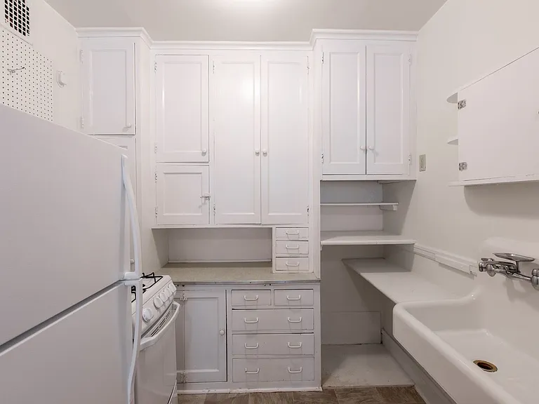 2434 Dupont Ave S — Photo 12