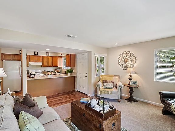 2 Bedroom 2 Bathroom Model (1,093 sqft.)

Living Room