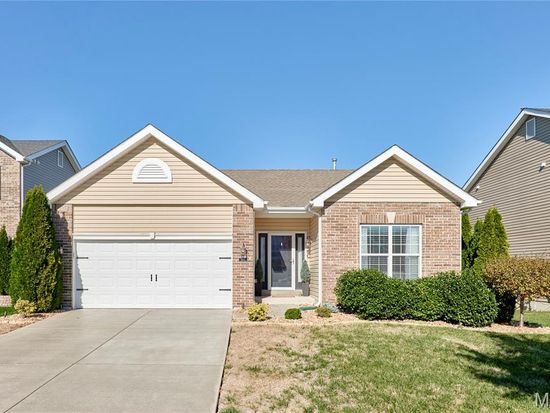 205 Charlestowne Place Dr, Saint Charles, MO 63301