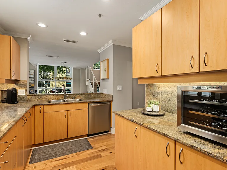300 W Beech St #3 — Photo 7