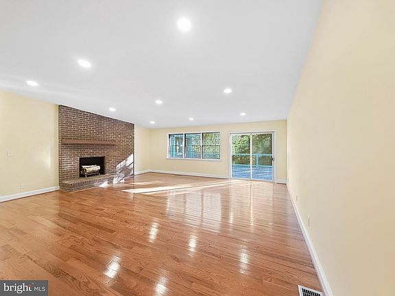 4th image of 524 Summit Dr
