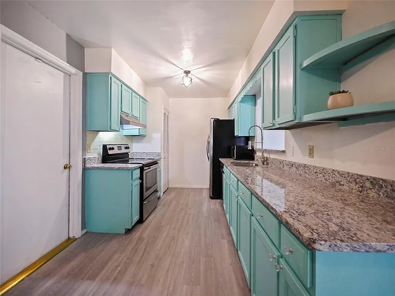240 Maureen Dr — Photo 14