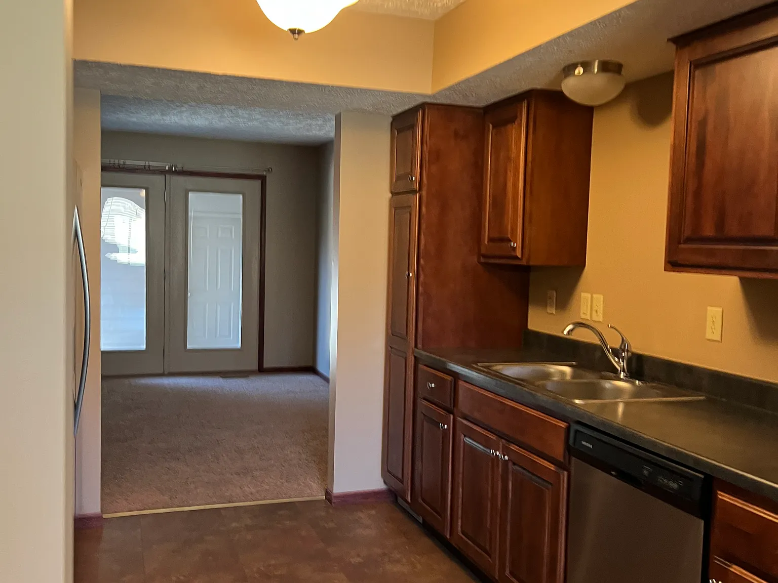 3 bed, 3.5 bath, 2100 sqft, $2,000 — Photo 4