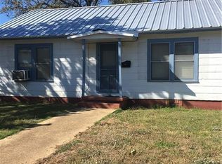 809 E Davis St, Hearne, TX 77859