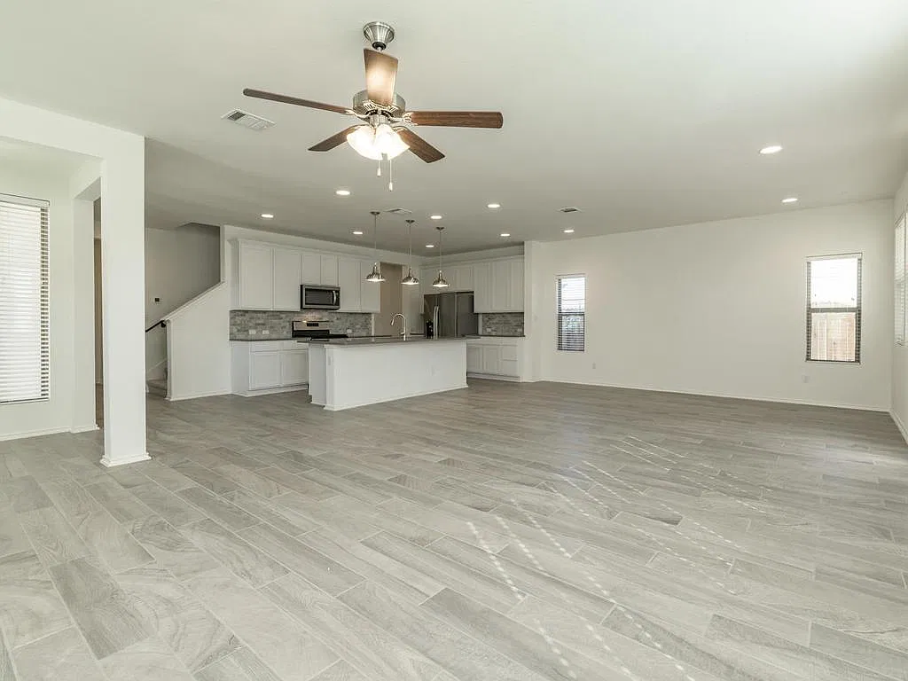 4 bed, 3.0 bath, 2592 sqft, $2,600 — Photo 4