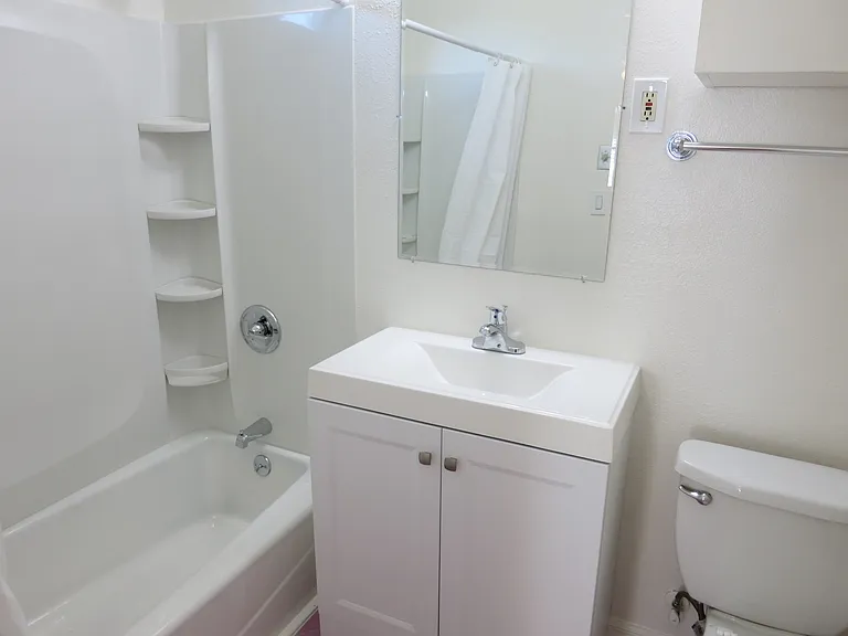 711 W Clark St — Photo 11