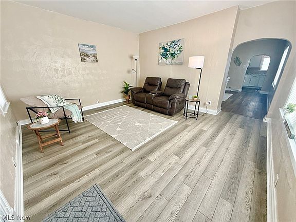 4th image of 307 Spring St