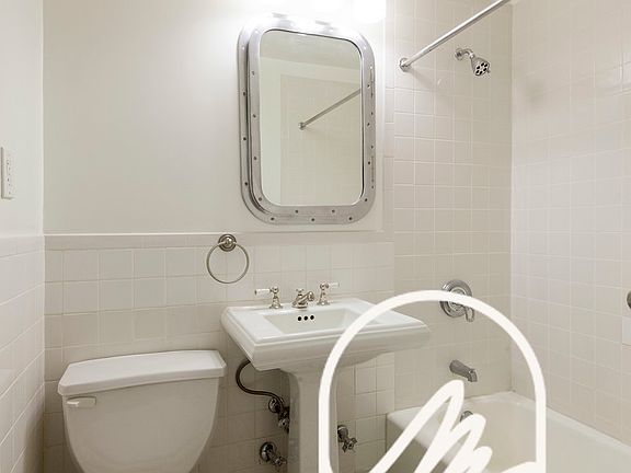 4th image of 10 E 13th St APT 2B