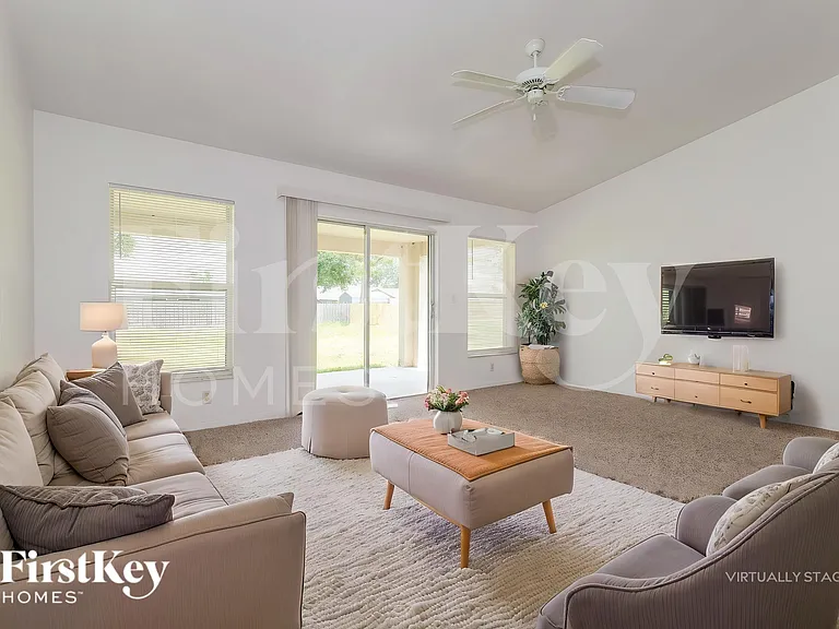 2831 SE Hutchings Ave — Photo 3