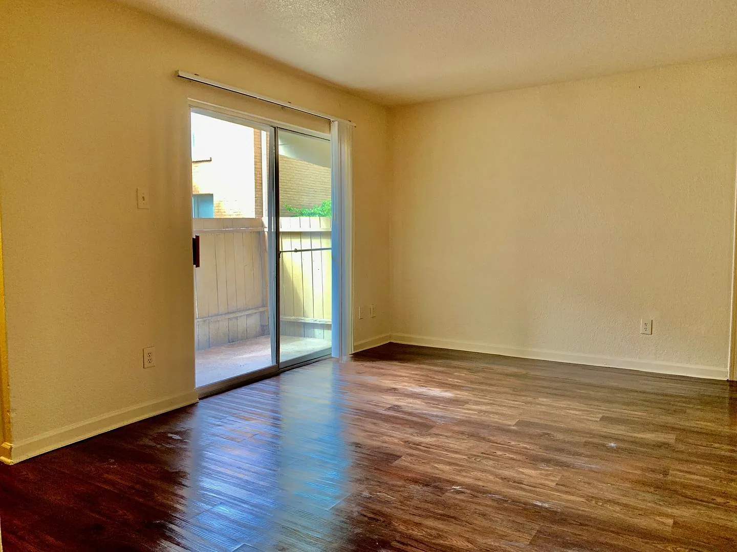 2 bed, 2.0 bath, 937 sqft, $1,000 — Photo 3