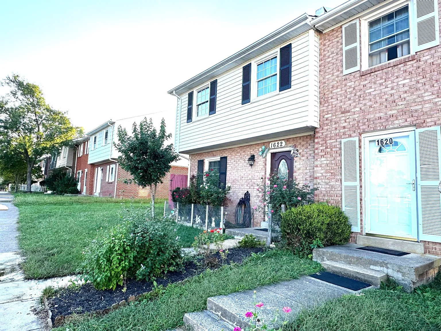 3 bed, 2.5 bath, 1350 sqft, $2,100 — Photo 3