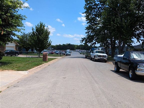 4th image of 914 W Banz Rd