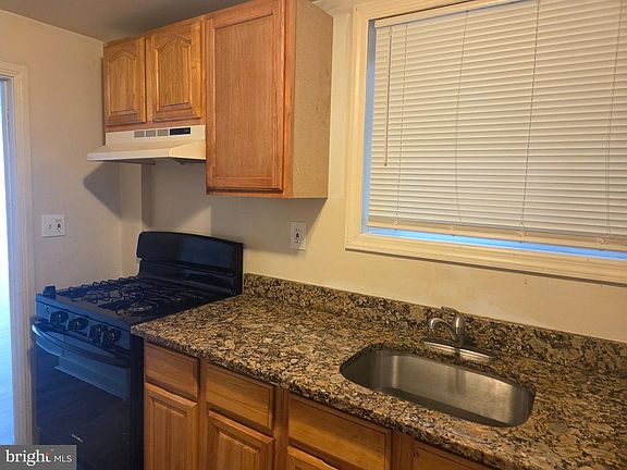 5th image of 421 E 9th St