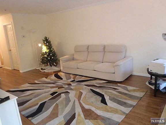 3rd image of 629 Fairfax Dr
