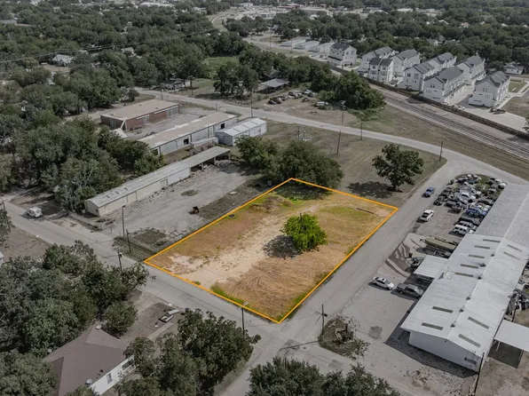 717 N McCart St, Stephenville, TX 76401