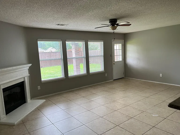 4405 Carriage Lane Cir — Photo 8